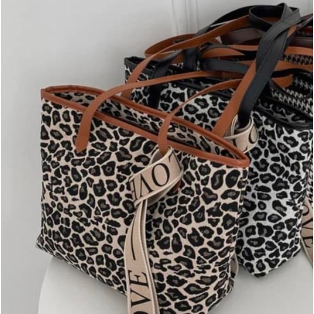 1 black trim leopard print purse is the only one available